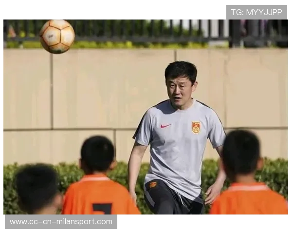 青训营球员专注技术细节，基础能力明显加强