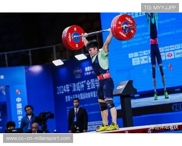 举重教练上场代练意外举成纪录重量