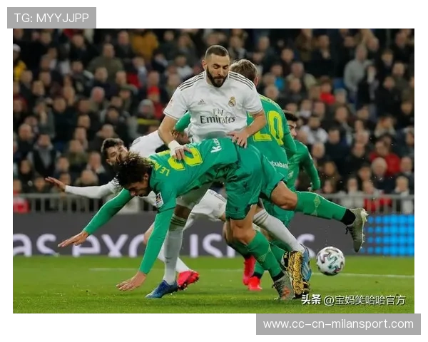 皇马在训练中模拟欧洲对手的高位压迫，传球选择被压缩