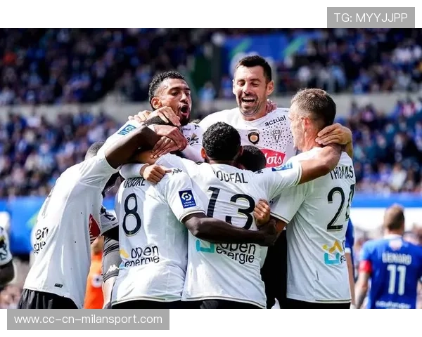 法甲尼斯通过高位施压夺得主动权,攻势迅速串起 法甲尼斯通过高位施压夺得主动权,攻势迅速串起